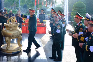 Lãnh đạo Bộ Quốc phòng đưa tiễn các liệt sĩ về nơi an nghỉ cuối cùng.