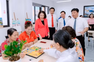 Lãnh đạo thành phố Hà Nội tham quan mô hình chăm sóc sức khỏe người cao tuổi tại phường Long Biên. (Ảnh: Báo Nhân Dân)