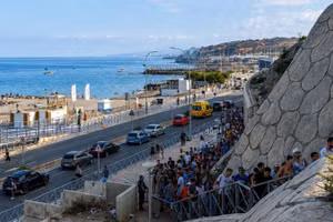 Người di cư vượt biên trái phép tiến vào Ceuta, vùng lãnh thổ của Tây Ban Nha ở Bắc Phi, ngày 30/7/2026. (Ảnh: Tân Hoa xã)