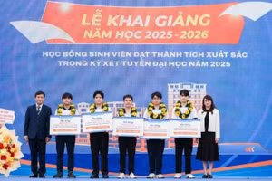 Sinh viên Trường đại học Khoa học tự nhiên nhận học bổng (Ảnh: Trường đại học Khoa học tự nhiên cung cấp)