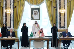 (Từ trái sang, phía trước) Tổng thống Thổ Nhĩ Kỳ Recep Tayyip Erdogan, Thái tử Saudi Arabia Mohammed bin Salman và Thủ tướng Pakistan Shehbaz Sharif tại lễ ký hiệp định phòng thủ giữa ba nước ở thành phố Mecca, ngày 7/8/2026. (Ảnh: AA/TTXVN phát)
