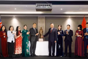 Tổng Bí thư, Chủ tịch nước Tô Lâm tặng bức tượng Chủ tịch Hồ Chí Minh cho Đại sứ quán Việt Nam tại New Zealand. (Ảnh: Thống Nhất/TTXVN)