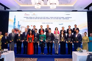 Tổng Bí thư, Chủ tịch nước Tô Lâm chứng kiến trao các biên bản hợp tác giữa Sở Du lịch Thành phố Hồ Chí Minh, Vietnam Airlines, Saigontourist Group với các đối tác của Australia. (Ảnh: Thống Nhất/TTXVN)
