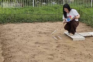 Nhân viên cơ quan khí tượng thủy văn Thanh Hóa đo độ ẩm trong đất. (Ảnh: Mai Luận)