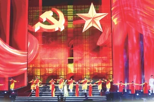 Liên khúc “Lá cờ Đảng - Việt Nam ơi mùa xuân đến rồi” mở màn chương trình nghệ thuật.