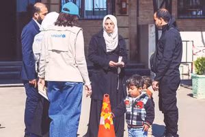 Các chuyên gia UNICEF hỗ trợ gia đình các em nhỏ.