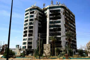 Tòa nhà bị hư hại sau một vụ tấn công tại Khartoum, Sudan. (Ảnh: THX/TTXVN)