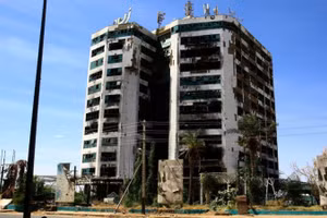 Tòa nhà bị hư hại sau một vụ tấn công tại Khartoum, Sudan. (Ảnh: THX/TTXVN)