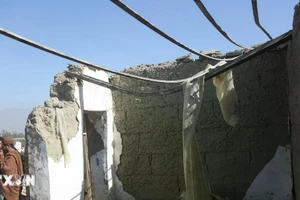 Những ngôi nhà tại tỉnh Nangarhar, Afghanistan bị phá hủy sau cuộc không kích của Pakistan, ngày 22/2. (Ảnh: THX/TTXVN)