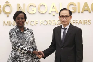 Bộ trưởng Ngoại giao Lê Hoài Trung tiếp Tổng Thư ký Pháp ngữ Louise Mushikiwabo. (Ảnh: An Đăng/TTXVN)