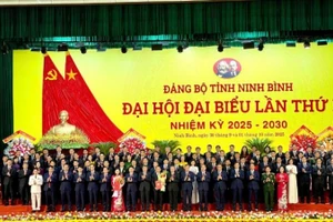 Các đại biểu chụp ảnh lưu niệm cùng Ban Chấp hành Đảng bộ tỉnh Ninh Bình, nhiệm kỳ 2025-2030 trong Lễ khai mạc Đại hội đại biểu Đảng bộ tỉnh Ninh Bình lần thứ I, ngày 1/10/2025. (Ảnh: VŨ VĂN LÚA)