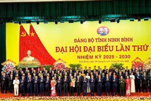 Các đại biểu chụp ảnh lưu niệm cùng Ban Chấp hành Đảng bộ tỉnh Ninh Bình, nhiệm kỳ 2025-2030 trong Lễ khai mạc Đại hội đại biểu Đảng bộ tỉnh Ninh Bình lần thứ I, ngày 1/10/2025. (Ảnh: VŨ VĂN LÚA)