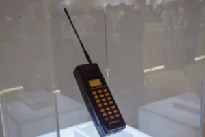 Mẫu điện thoại đầu tiên của Samsung được giới thiệu vào năm 1988. (Ảnh: Samsung)
