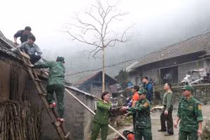 Các lực lượng chức năng hỗ trợ người dân xã biên giới Tùng Vài khắc phục hậu quả thiên tai.