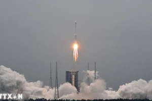 Tên lửa đẩy Trường Chinh-7 mang theo vệ tinh Dao Cảm-46 rời bệ phóng tại Trung tâm phóng tàu vũ trụ Văn Xương ở tỉnh Hải Nam, Trung Quốc ngày 3/11/2025. (Ảnh: THX/TTXVN)