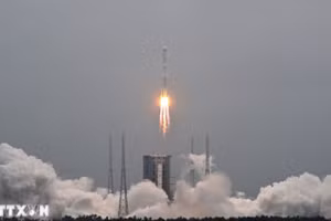 Tên lửa đẩy Trường Chinh-7 mang theo vệ tinh Dao Cảm-46 rời bệ phóng tại Trung tâm phóng tàu vũ trụ Văn Xương ở tỉnh Hải Nam, Trung Quốc ngày 3/11/2025. (Ảnh: THX/TTXVN)