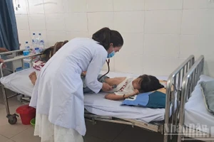 Bệnh nhân bị ngộ độc thực phẩm nghi do ăn bánh mì đang điều trị tại Bệnh viện Sản-Nhi tỉnh Quảng Ngãi.