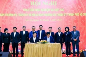 Bí thư Thành ủy Hà Nội Nguyễn Duy Ngọc và Bí thư Thành ủy Thành phố Hồ Chí Minh Trần Lưu Quang ký kết Biên bản ghi nhớ hợp tác giai đoạn giai đoạn 2026-2030. (Ảnh: TTXVN)