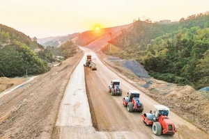 Thi công lu nền đường cao tốc Đồng Đăng-Trà Lĩnh.