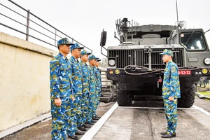 Chiến sĩ Trung đoàn 64 luyện tập các phương án sẵn sàng chiến đấu. (Ảnh: THẾ ĐẠI)