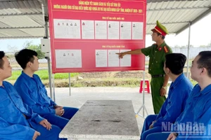 Cán bộ trại tạm giam tổ chức tuyên truyền về bầu cử đối với người bị giam giữ.