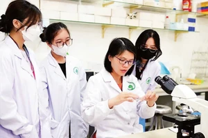 Các nhà khoa học nữ thực hành nghiên cứu tại Trung tâm Nghiên cứu bệnh truyền nhiễm, Trường đại học Quốc tế, Đại học Quốc gia Thành phố Hồ Chí Minh.