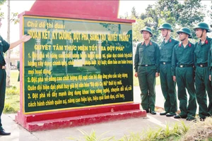 Chỉ huy Tiểu đoàn 1, Trung đoàn 892 quán triệt cho chiến sĩ mới chủ đề thi đua của đơn vị. (Ảnh: HỮU ĐẶNG)