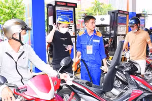 Các cửa hàng xăng dầu Petrolimex trên địa bàn Thành phố Hồ Chí Minh vẫn bảo đảm nguồn cung cho khách hàng.