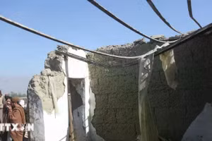 Những ngôi nhà tại tỉnh Nangarhar, Afghanistan bị phá hủy sau cuộc không kích của Pakistan, ngày 22/2. (Ảnh: THX/TTXVN)