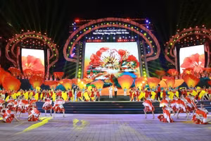 Lễ hội Hoa phượng đỏ tạo nên không gian văn hóa sống động, góp phần hình thành sản phẩm văn hóa đặc trưng Hải Phòng vào dịp mỗi năm (Ảnh: QUANG DŨNG)
