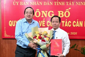 Phó Chủ tịch Ủy ban nhân dân tỉnh Tây Ninh Nguyễn Minh Lâm trao Quyết định cho đồng chí Nguyễn Đăng Minh Xuân.