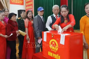 Cử tri tại đơn vị bầu cử số 3, khu vực bỏ phiếu số 9, thôn Châu Tùng (xã Đức Thọ) thực hiện bỏ phiếu bầu cử. (Ảnh: Hữu Quyết/TTXVN)