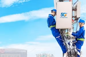 Các kỹ thuật viên của VNPT lắp đặt trạm phát sóng Vinaphone 5G. (Ảnh minh họa: Báo Nhân Dân)