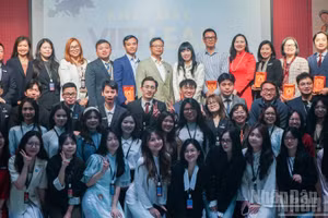 Đại sứ Trịnh Đức Hải, Đại sứ Nguyễn Thị Vân Anh cùng đại diện các tổ chức, hiệp hội, doanh nghiệp chụp ảnh lưu niệm với các đại biểu tham dự chương trình VIETLEAD đầu tiên tại Paris.
