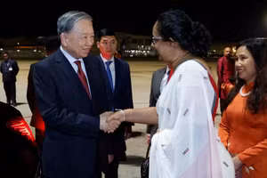 Thủ tướng Sri Lanka Harini Amarasuriya đón Tổng Bí thư, Chủ tịch nước Tô Lâm tại sân bay quốc tế Bandaranaike. (Ảnh: Thống Nhất/TTXVN)