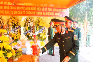 Các đại biểu dâng hương, tri ân các Anh hùng liệt sĩ.