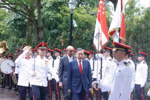 Tổng Bí thư, Chủ tịch nước Tô Lâm và Tổng thống Singapore Tharman Shanmugaratnam duyệt Đội danh dự. (Ảnh: Thống Nhất/TTXVN)