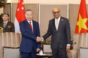 Tổng Bí thư, Chủ tịch nước Tô Lâm và Tổng thống Singapore Tharman Shanmugaratnam. (Ảnh: Thống Nhất/TTXVN)