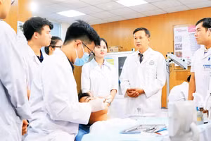 Phó Giáo sư, Tiến sĩ Phạm Như Hải, Phó Hiệu trưởng Trường đại học Y Dược (Đại học Quốc gia Hà Nội) hướng dẫn sinh viên về thực hành lâm sàng răng hàm mặt.