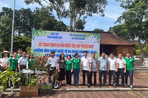 Các đại biểu tham dự buổi lễ.