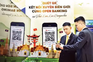 Khách hàng sử dụng dịch vụ của Ngân hàng Nam A Bank. (Ảnh: TRẦN AN)