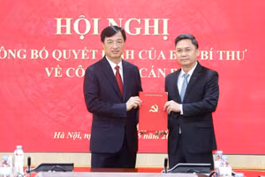 Đồng chí Nguyễn Duy Ngọc, Ủy viên Bộ Chính trị, Bí thư Trung ương Đảng, Trưởng Ban Tổ chức Trung ương trao Quyết định của Ban Bí thư cho đồng chí Hà Minh Hải. (Ảnh: Phương Hoa/TTXVN)