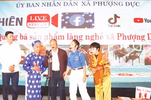 Xã Phượng Dực tổ chức phiên livestream giới thiệu sản phẩm làng nghề trên đa nền tảng mạng xã hội, kết hợp trình diễn nghệ thuật.