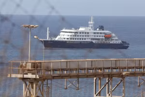 Tàu du lịch MV Hondius - nơi bùng phát các ca nhiễm virus Hanta, neo ngoài khơi Praia, Cabo Verde, ngày 6/5/2026. (Ảnh: THX/TTXVN)