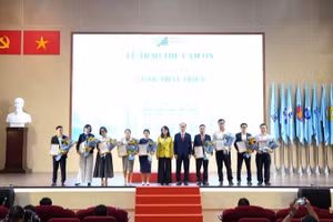 Đại học Quốc gia Thành phố Hồ Chí Minh trao thư cảm ơn cho các nhóm nghiên cứu, nhà khoa học có nhiều đóng góp cho hoạt động khoa học, công nghệ giai đoạn 2025 đến tháng 5/2026.