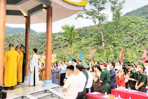 Lễ dâng hương tưởng niệm các Anh hùng liệt sĩ tại Nhà bia tưởng niệm liệt sĩ xã Chiêu Lưu, tỉnh Nghệ An.