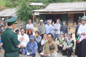 Cán bộ Đồn Biên phòng Chiềng On, Ban Chỉ huy Bộ đội Biên phòng tỉnh Sơn La tuyên truyền cho người dân bản Lao Khô nhận biết về những thủ đoạn, cách thức lừa đảo trên không gian mạng. 