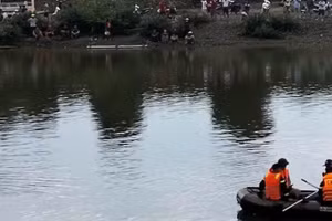 Lực lượng chức năng và người dân đang nỗ lực tìm kiếm nam thanh niên mất tích.