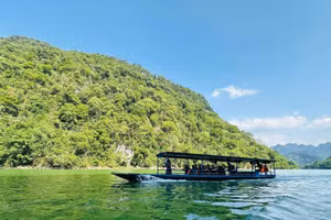 Du khách tham quan trên hồ Ba Bể.