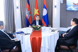 Thủ tướng Lê Minh Hưng cùng Thủ tướng Campuchia Hun Manet và Thủ tướng Lào Sonexay Siphandone ăn sáng và làm việc. (Ảnh: Dương Giang/TTXVN)